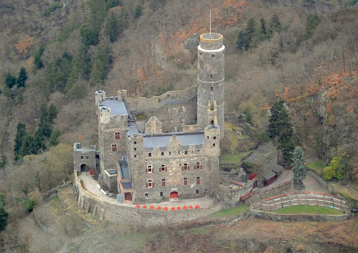 Вид сверху на замок. Источник: Яндекс картинки