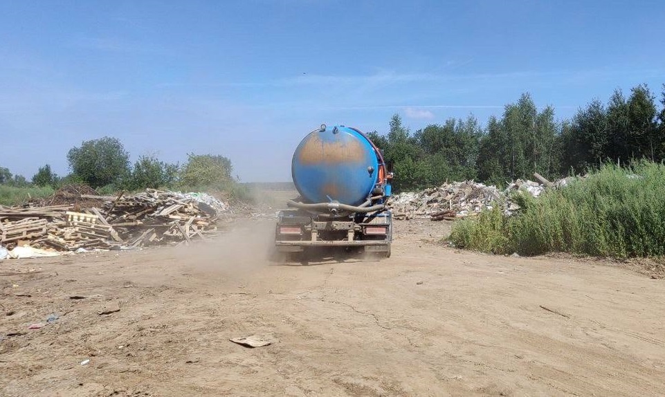    Они сливали жидкие отходы на сельскохозяйственные земли недалеко от поселка Новинки