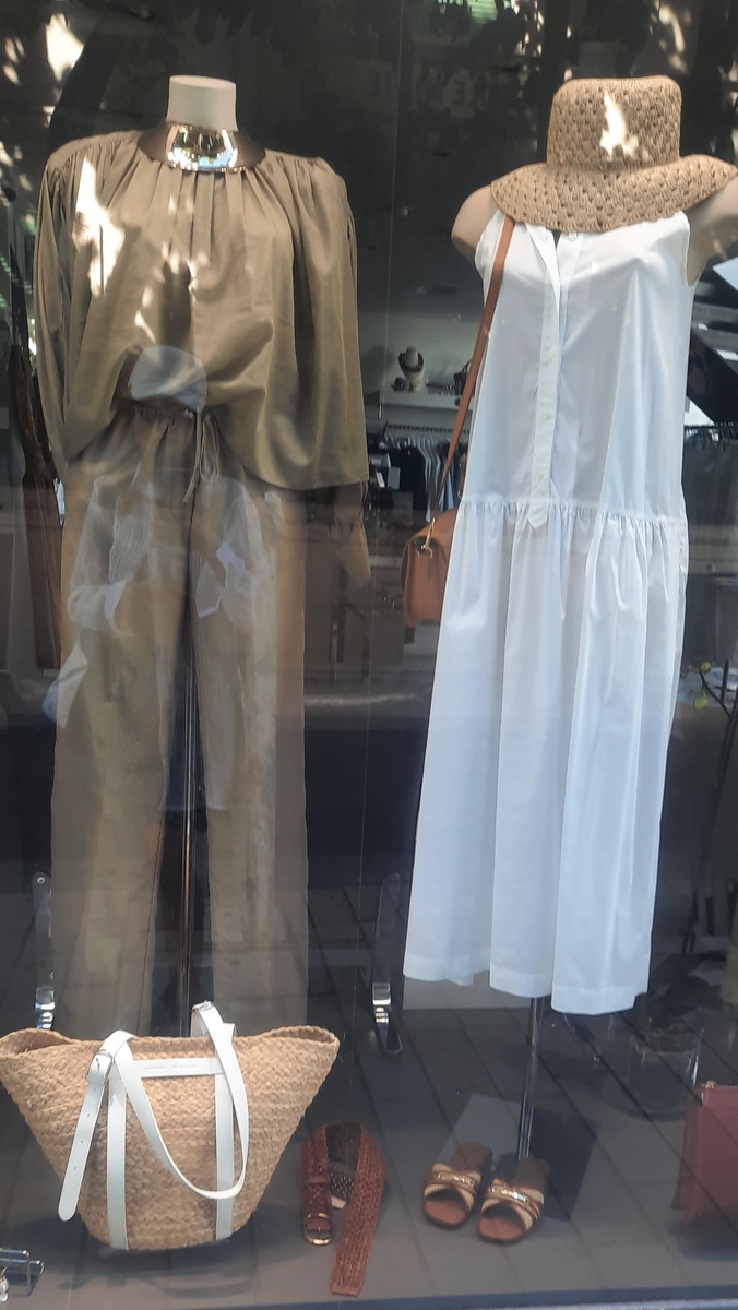 Витрина бутика в Каннах