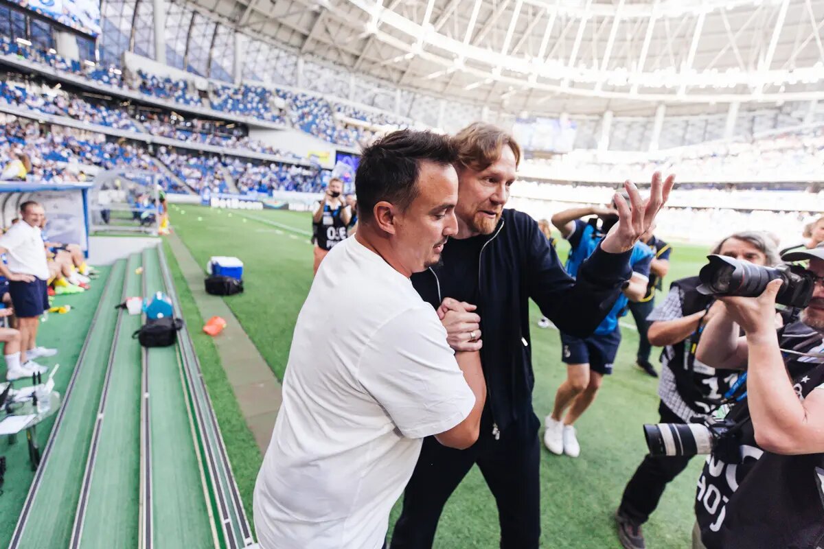 Джонатан Алтба и Валерий Карпин. Фото ФК "Динамо" 