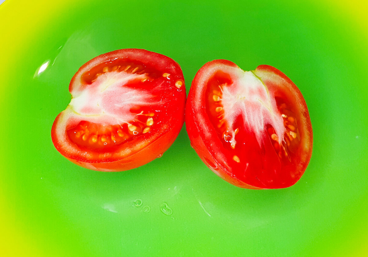 Помидоры у мамы пару лет назад почти все были с прожилками