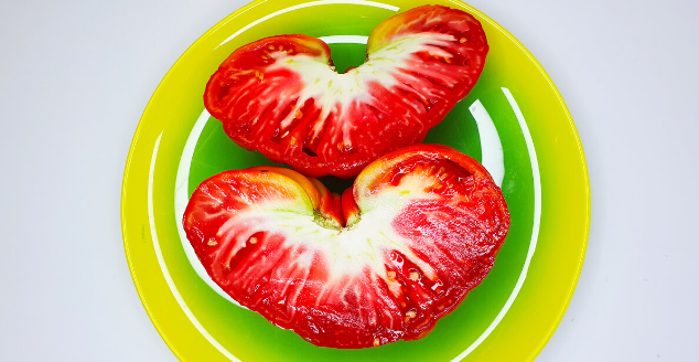 Нина- красивый крупный томат, но тоже был весь почти белый внутри