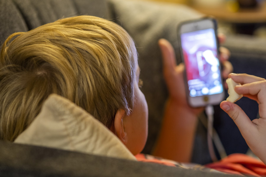 ребенок слился с телефоном