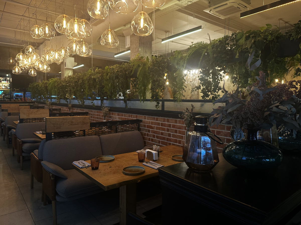 Диванный вариант рассадки гостей - самое оптимальное решение, на мой взгляд