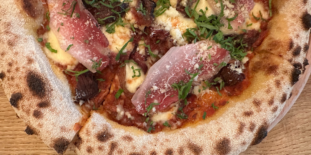 Неаполитанская огонь-пицца в ресторане "Голый шеф" в Краснодаре