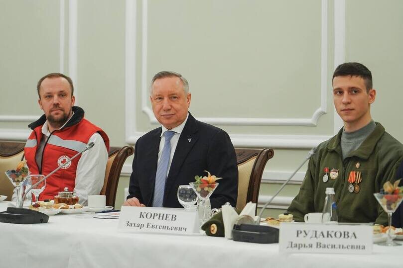     Александр Беглов на встрече с волонтерами. Фото: t.me/a_beglov