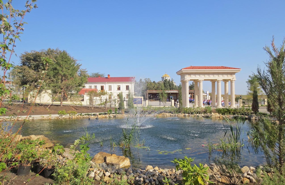 Вид из Нового  Херсонеса на Владимирский собор