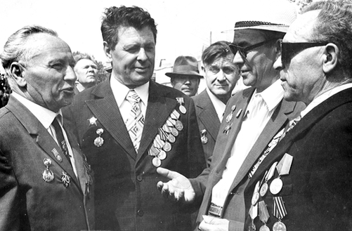    Т.Ф. Форзун (первый слева) на встрече ветеранов в честь 30-летия Великой Победы. 9 мая 1975 г. / ФОТО из архива редакции Администратор