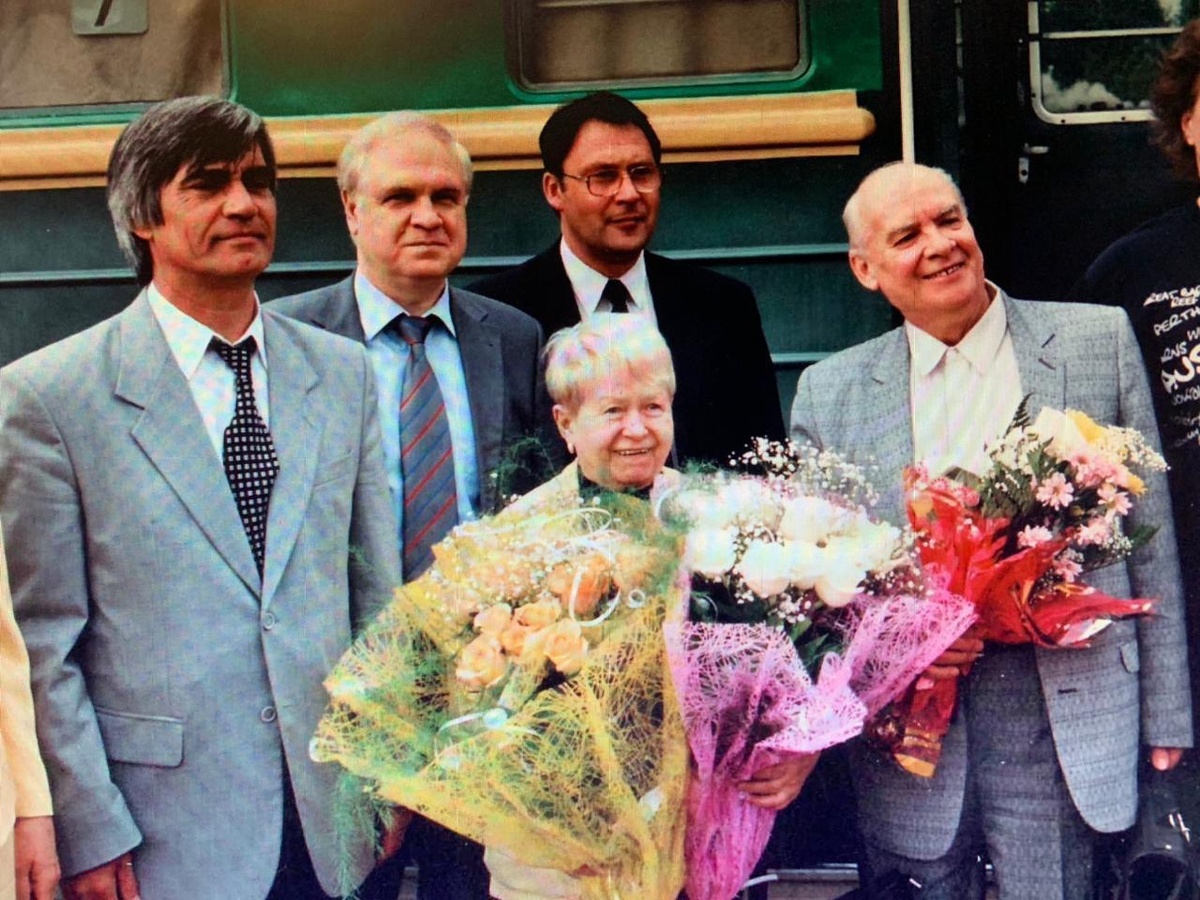 Памятное фото, запечатлевшее приезд в Зеленодольск Александры Пахмутовой и Николая Добронравова. Встречали их Рашид Калимуллин (крайний слева) и Анатолий Березинский (в черном костюме)
