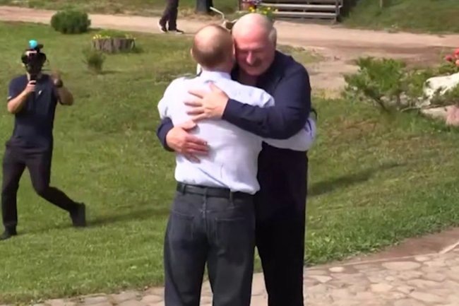 Путин и Лукашенко обнялись при встрече на Валааме и пошли в храм