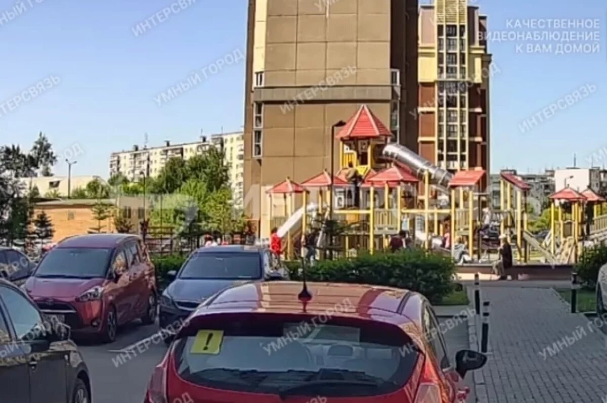    Ребёнок выпал со сломанной 5-метровой горки в челябинском ЖК «Ярославский»