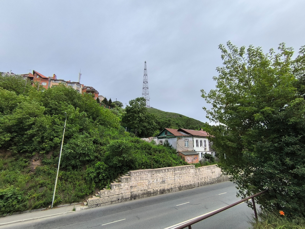 По пути в Нагорный парк. Телевышка на сопке Орлиное Гнездо. Мы там с вами уже были)) (© Анна, «Маяк энерджайзера»)