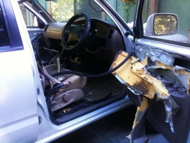 Оставляете собаку одну в машине? Рано или поздно ожидайте таких последствий.
