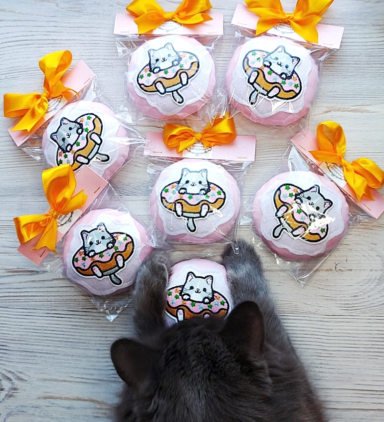 Кот Чуня выбирает себе пончик по вкусу