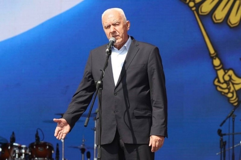    Они начались в полдень на Соборной площади в Петропавловской крепости. Губернатор поблагодарил за прием полномочного представителя президента на Северо-Западе