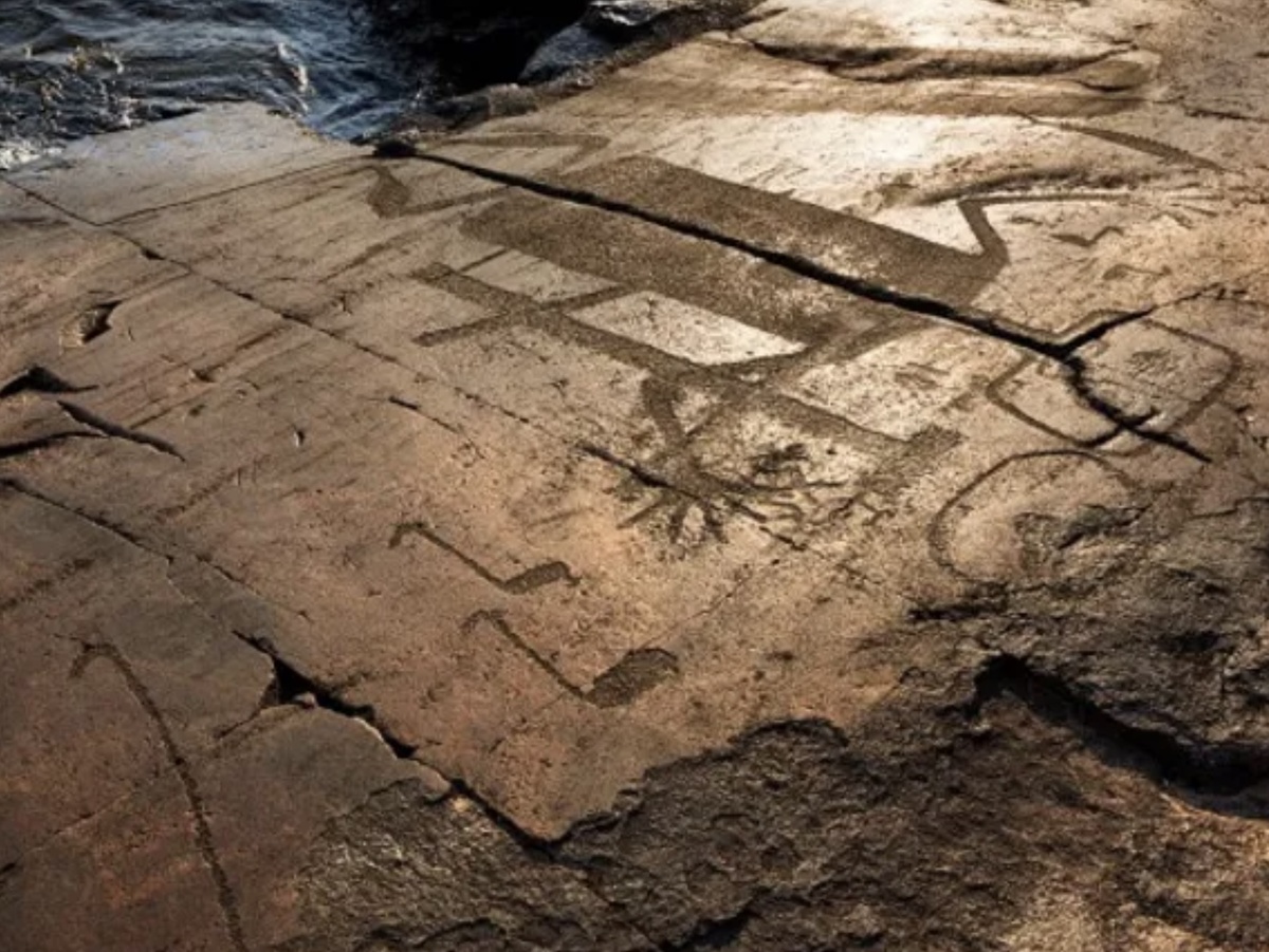 
 
Онежское озеро, Карелия. На восточном берегу, у мысов Бесов Нос, Пери Нос и других, на темных гранитных плитах хранится одно из величайших наследий Севера – Онежские петроглифы. Более 1200 изображений, выбитых 6-7 тысяч лет назад, молчаливо говорят с нами из эпохи неолита.
 
Каменная Галерея
 
Это не просто рисунки, а священное послание древних охотников и рыболовов, чей мир был наполнен духами природы. Среди петроглифов доминируют:
 
Священные Птицы: Изящные лебеди и гагары – символы миров, проводники душ.
Хозяева Леса: Мощные лоси и олени, олицетворяющие силу и добычу.
Жизнь у Воды: Лодки с гребцами и люди с острогами, ловящие гигантских рыб.
Ритуалы и Символы: Динамичные человечки, похожие на танцующих шаманов, и загадочные круги, спирали, лунки (солнце, луна?).
Сердце Комплекса - "Бес": На мысе Бесов Нос – двухметровая фигура "Беса" с огромной стопой/фаллосом, "пронзенная" трещиной скалы. Рядом – сом и ящерица. Этот триптих – центр загадок (божество? дух? шаман?).
 
Зачем?
 
Ученые видят в петроглифах:
Святилища: Места обрядов перед охотой, задабривания духов.
Карту Мира: Отражение трех сфер – небесной (птицы), земной (люди, звери), подводной/подземной (рыбы, ящерицы).
Шаманские Видения: Фиксация трансовых путешествий между мирами.
Астрономические Намеки? Связь с солнцестояниями.
 
Хрупкое Наследие
 
Петроглифы под открытым небом уязвимы. Их губят время, вода, лед, лишайники и вандализм. Ученые документируют их (3D-сканирование), но ключ к сохранению – осознание их ценности каждым.
 
Наш Долг
 
Уважать: Не ходить по камням, не лить воду, не мусорить.
Знать: Рассказывать об их уникальности и хрупкости.
Чувствовать: Петроглифы – мост к нашим предкам, их миру и вере.
 
 
Онежские петроглифы – первая глава истории человечества на этой земле, выбитая в камне. Это взгляд в мир, полный духовной силы и тайн. Сохраним ли мы этот хрупкий шепот каменного века для будущего? От нас зависит, останется ли каменная летопись живой книгой.
 