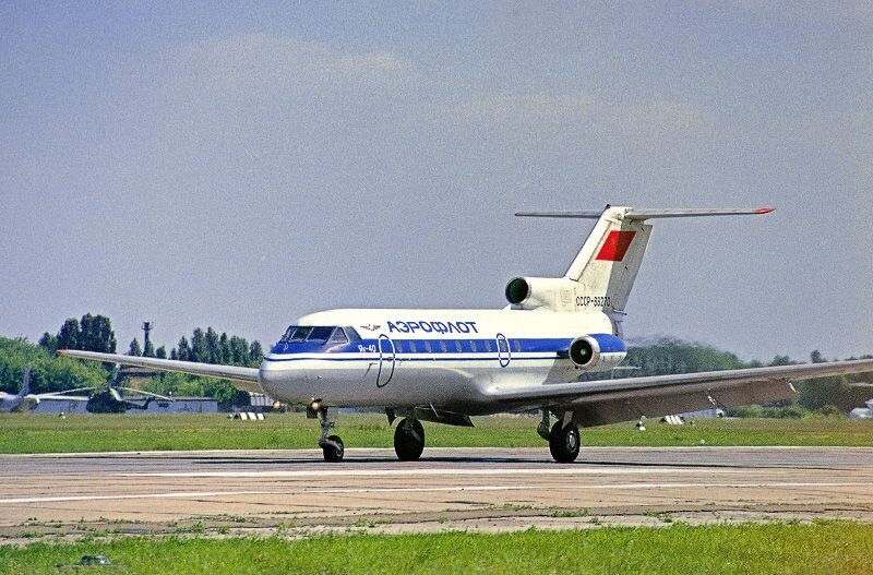 Як-40 в аэропорту Жуляны. Источник фото aviaforum.ru