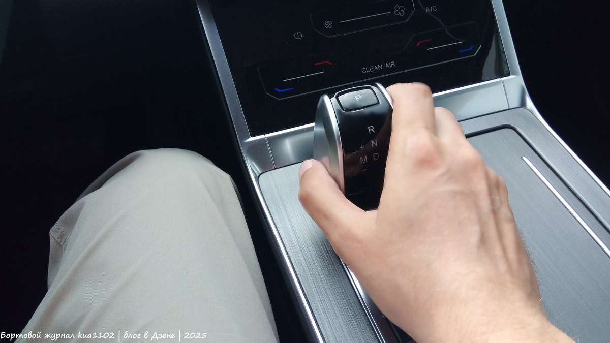 В кроссовере Chery Tiggo 4 New управление роботизированной коробкой передач осуществляется с помощью джойстика. Автор фотографии kua1102
