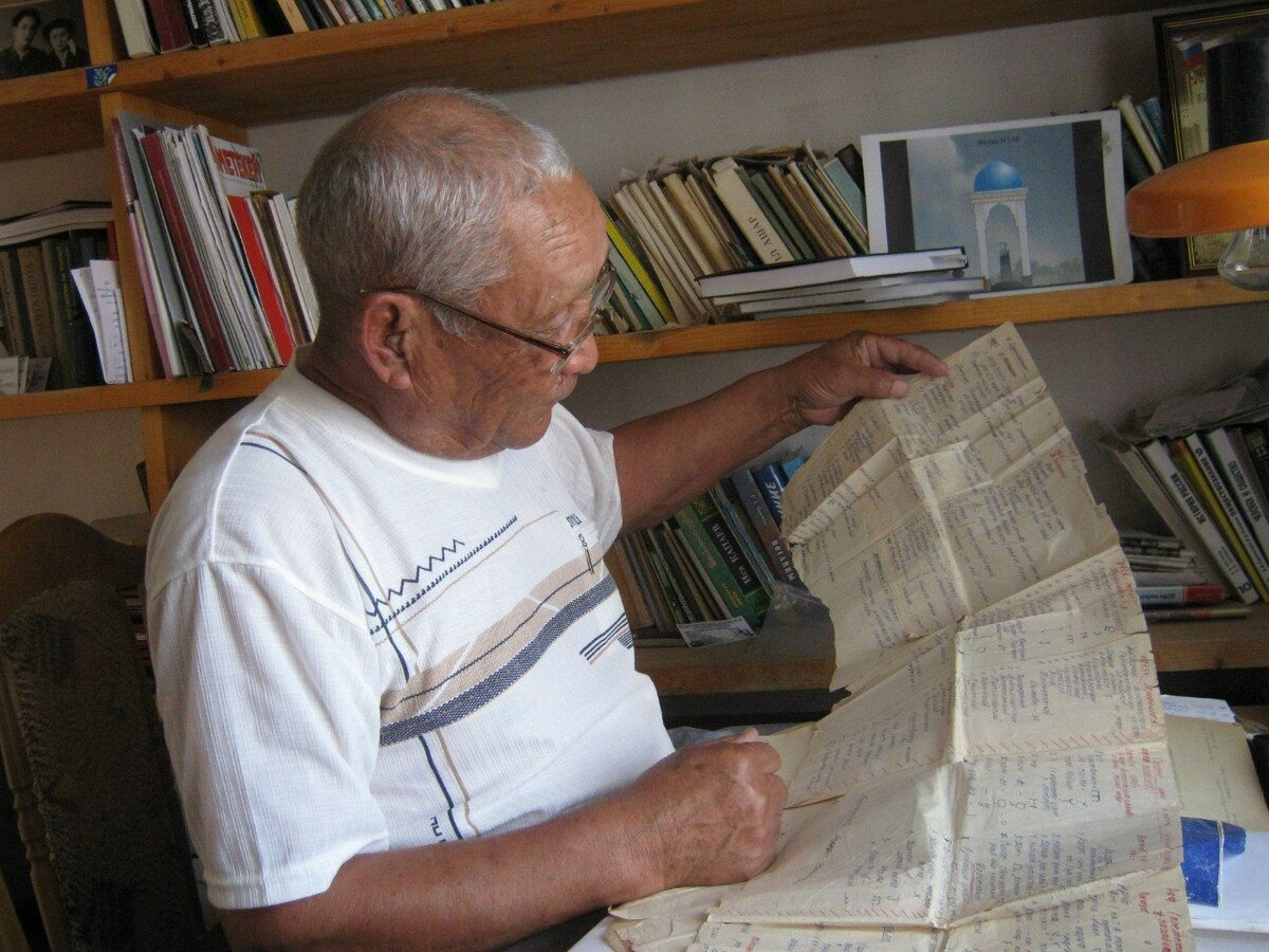 В рабочем кабинете дома