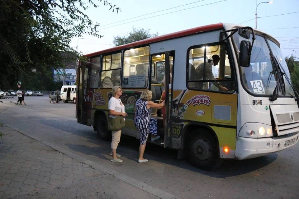    Фото: Матвей Горбунов/"Городские вести". Устаревшие "пазики" еще вчера перевозили пассажиров по маршруту №43.