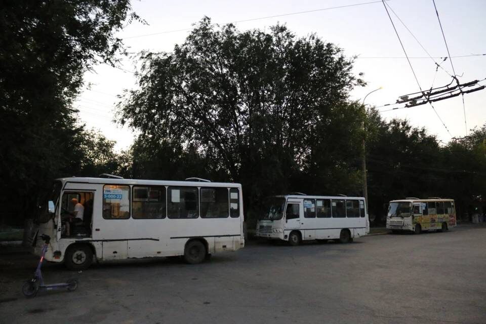    Фото: Матвей Горбунов/"Городские вести". Устаревшие "пазики" еще вчера перевозили пассажиров по маршруту №43.