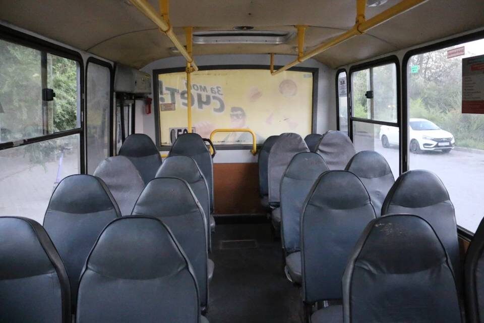    Фото: Матвей Горбунов/"Городские вести". Устаревшие "пазики" еще вчера перевозили пассажиров по маршруту №43.