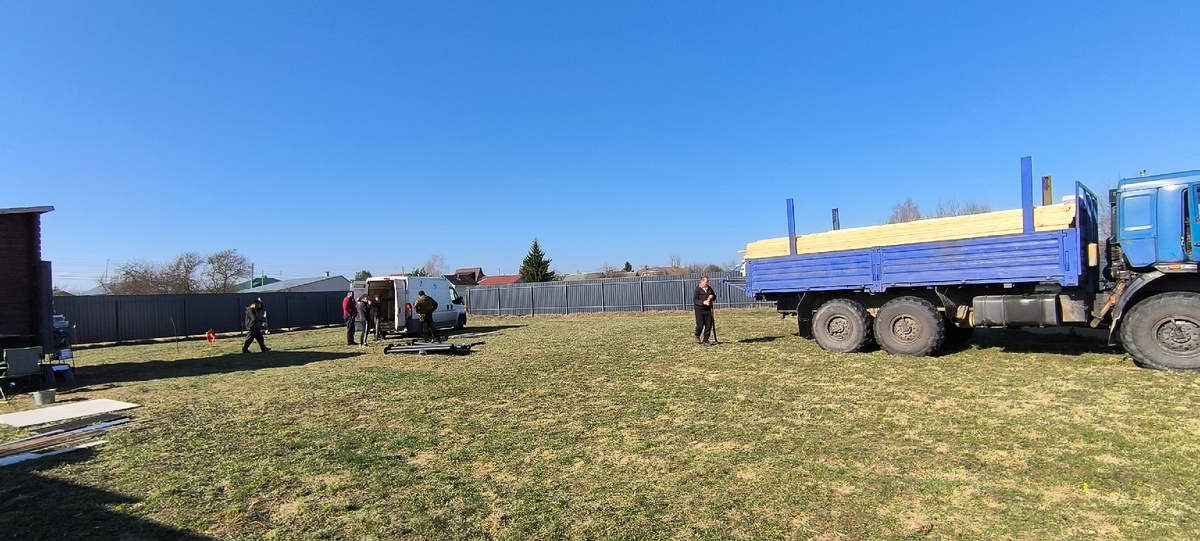 Доехали и винтовые сваи с бригадой