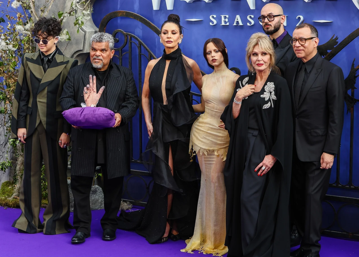 Исаак Ордонес, Луис Гусман, Кэтрин Зета-Джонс, Дженна Ортега, Джоанна Ламли, Виктор Доробанту на премьере второго сезона сериала «Уэнздэй». Фото: legion-media