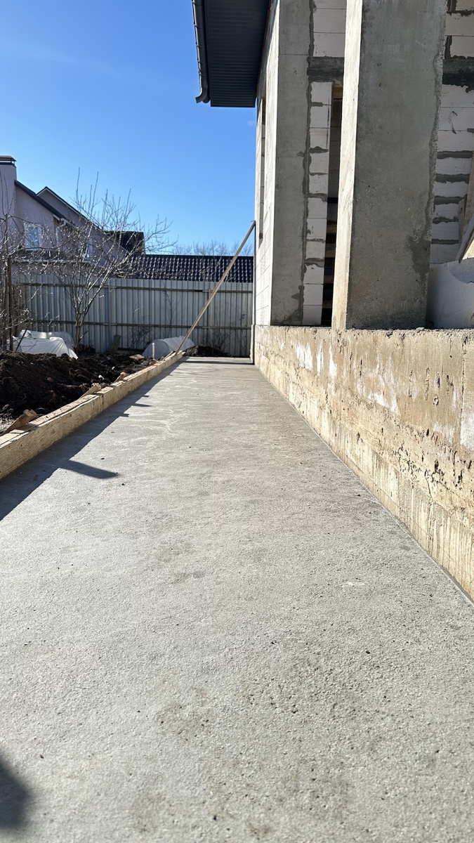 Широкая, удобная, комфортная. Можно на роликах или самокате кататься