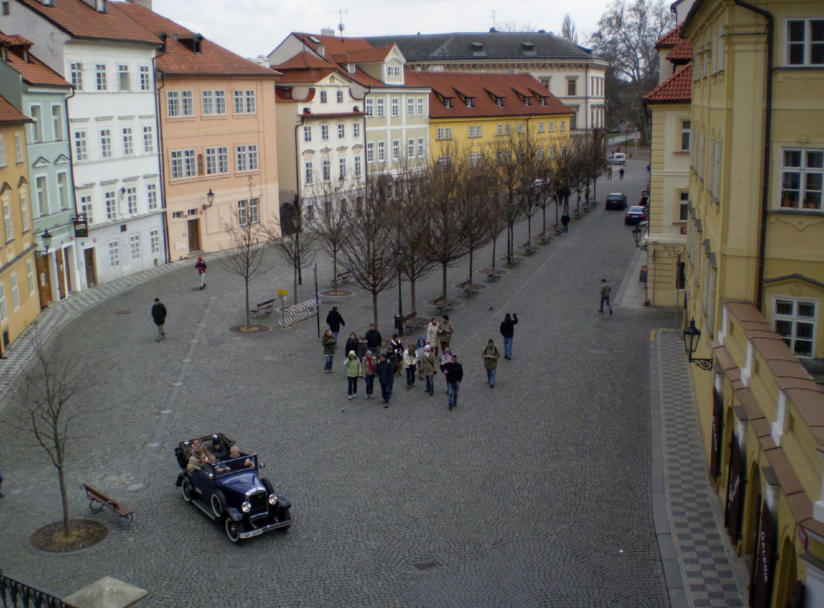 В историческом районе Мала Страна. 