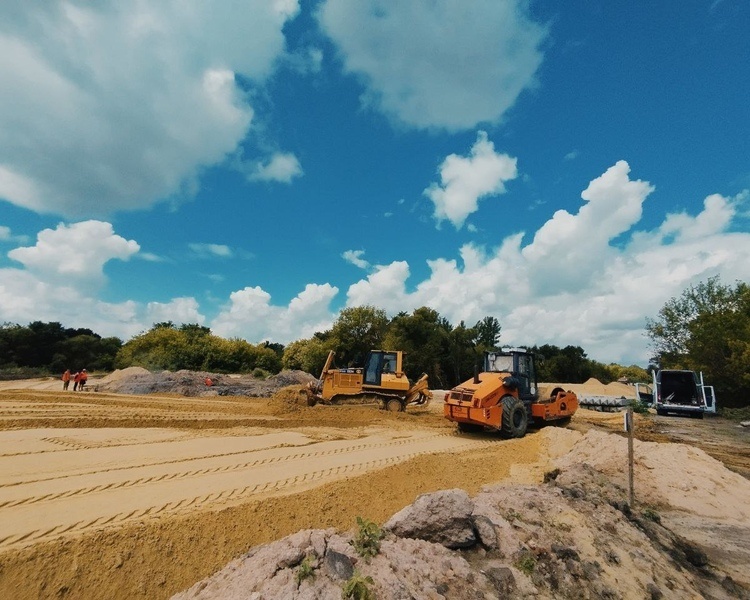     В Мантуровском районе идет реконструкция дороги и строительство моста через реку Оскол