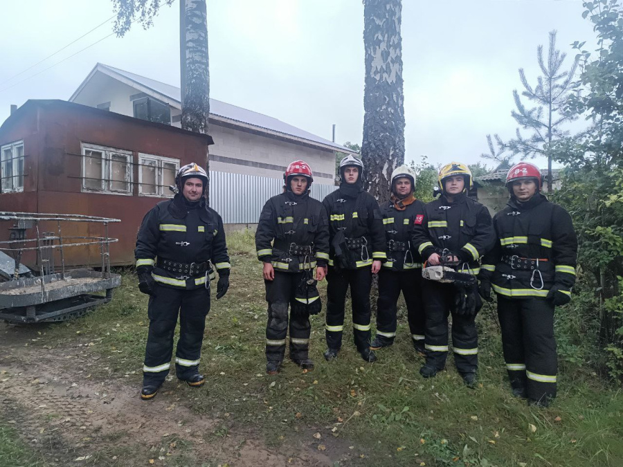     Копыльские спасатели ликвидируют последствия непогоды под Минском