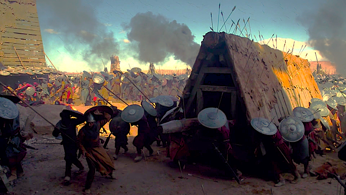 Таран на подвижной платформе в эпоху правления Салах ад-Дина. Кадр из фильма из «Царство небесное» (Производство: США, Великобритания и Германия. 2005 год; режиссёр – Ридли Скотт, автор сценария – Уильям Монахан)