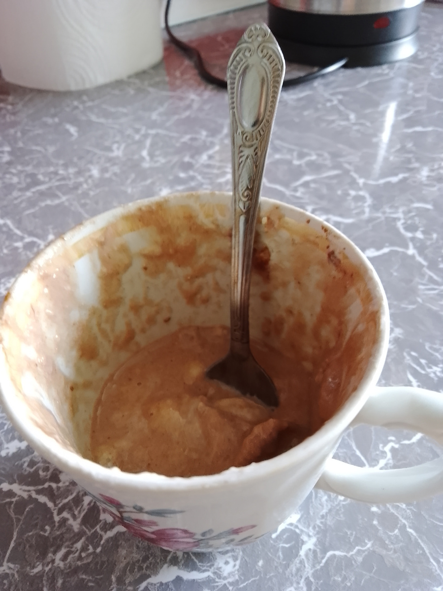 Этап первый берём бокал берём один банан бокал небольшой дальше разрезаем банан на две-три половинки и кладём в бокал тщательно весь банан раздавливаем в бокале дальше берём обычный творог без начинки и перемешиваем с бананом в бокале да однородной массы дальше берём одну ложку какао и добавляем туда а ещё половинку вафли надо туда раскрошить после этого хорошенько размешать и поставить в холодильник минут на 30 и получится типа мороженого только как-то творожком