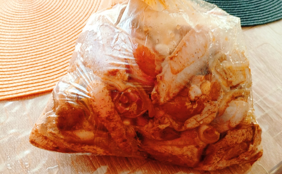 Я мариновала крылышки и голени - мариновала их в целлофановом пакете - посолила, поперчила, добавила сладкую паприку и гранулированный чеснок. 