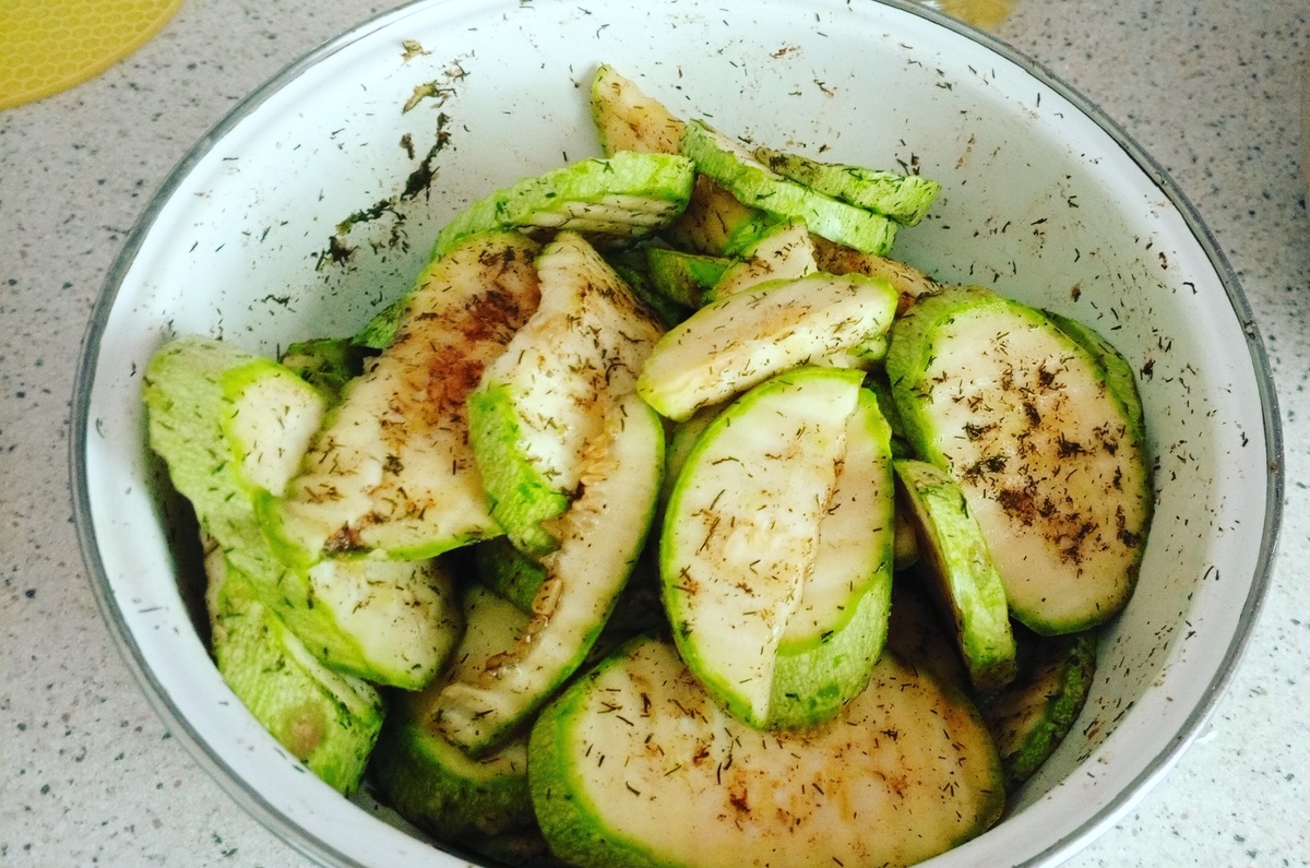 Затем рифлёным кухонным ножом нарезала кабачки кружочками, толщиной - 2 см, можно 1,5 см.