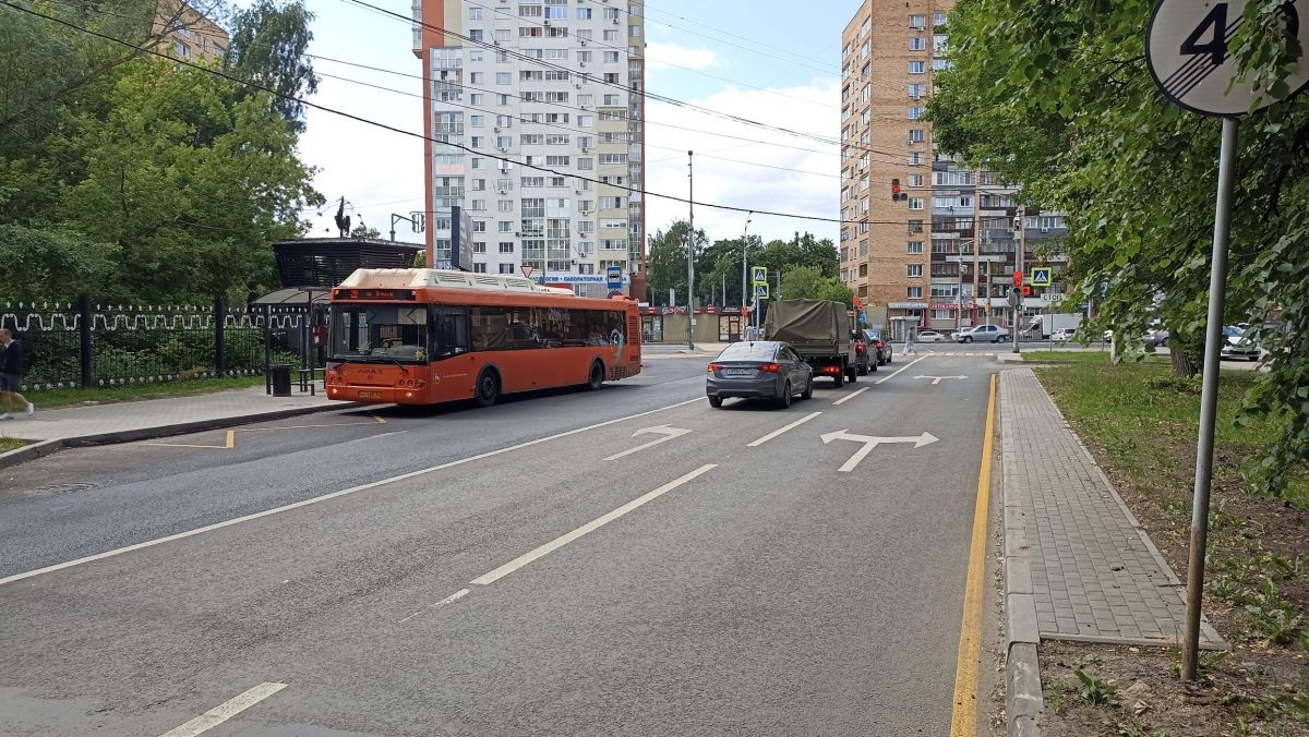    Теперь там есть три полосы, две из которых действуют на выезд с улицы на проспект Ленина