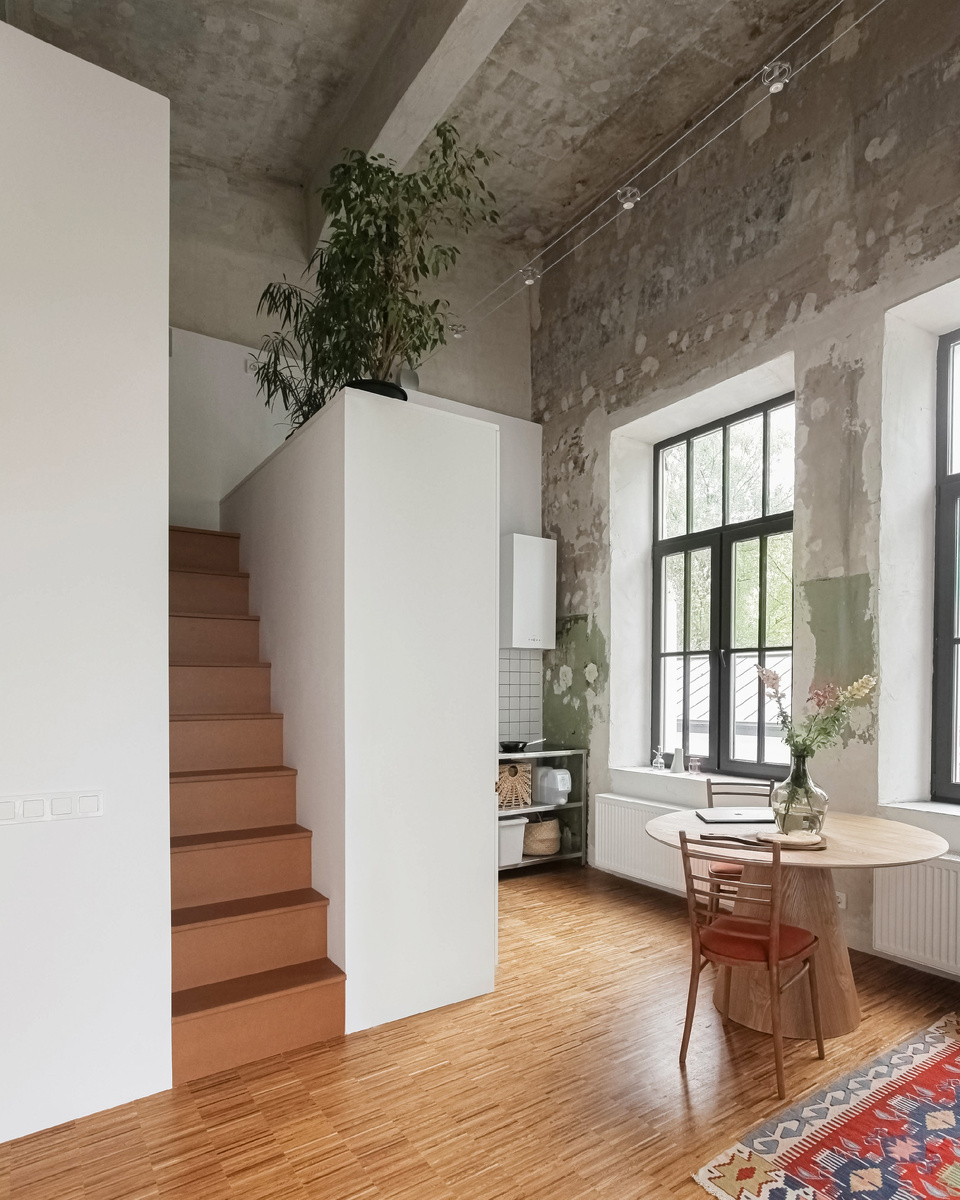 На фото: апартаменты 40 кв.м, апарт-комплекс «Берег Яузы». В кадре диван прямой Виенсо и кухонный стол Лори — все от divan.ru. Рум-тур, героиня, автор проекта и стилист: архитектор Екатерина Юрченко; фотограф: Анна Манзарова