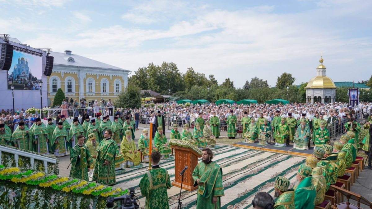    В день памяти преподобного Серафима Саровского в Свято-Троицком Серафимо-Дивеевском монастыре совершена праздничная Божественная литургия