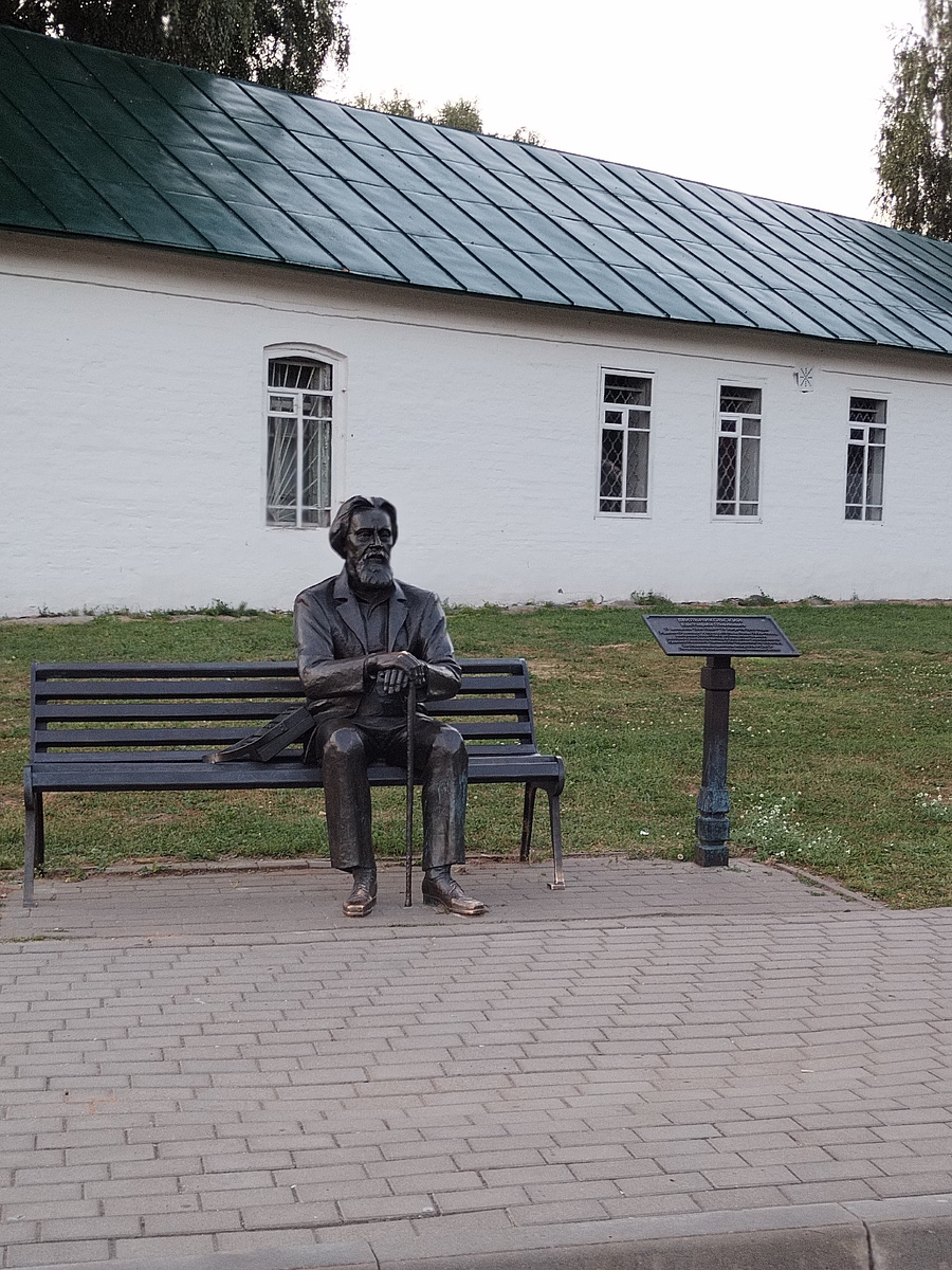 Памятник Е. П. Шильниковскому, мастеру художественных ремесел. Фото автора. 