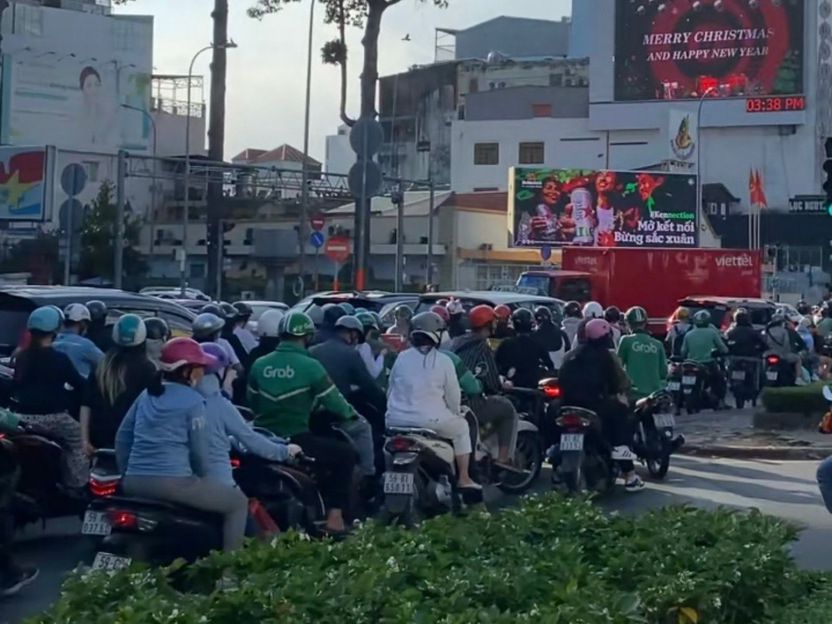 Вечерняя пробка, еще столько же байков стоят за кадром