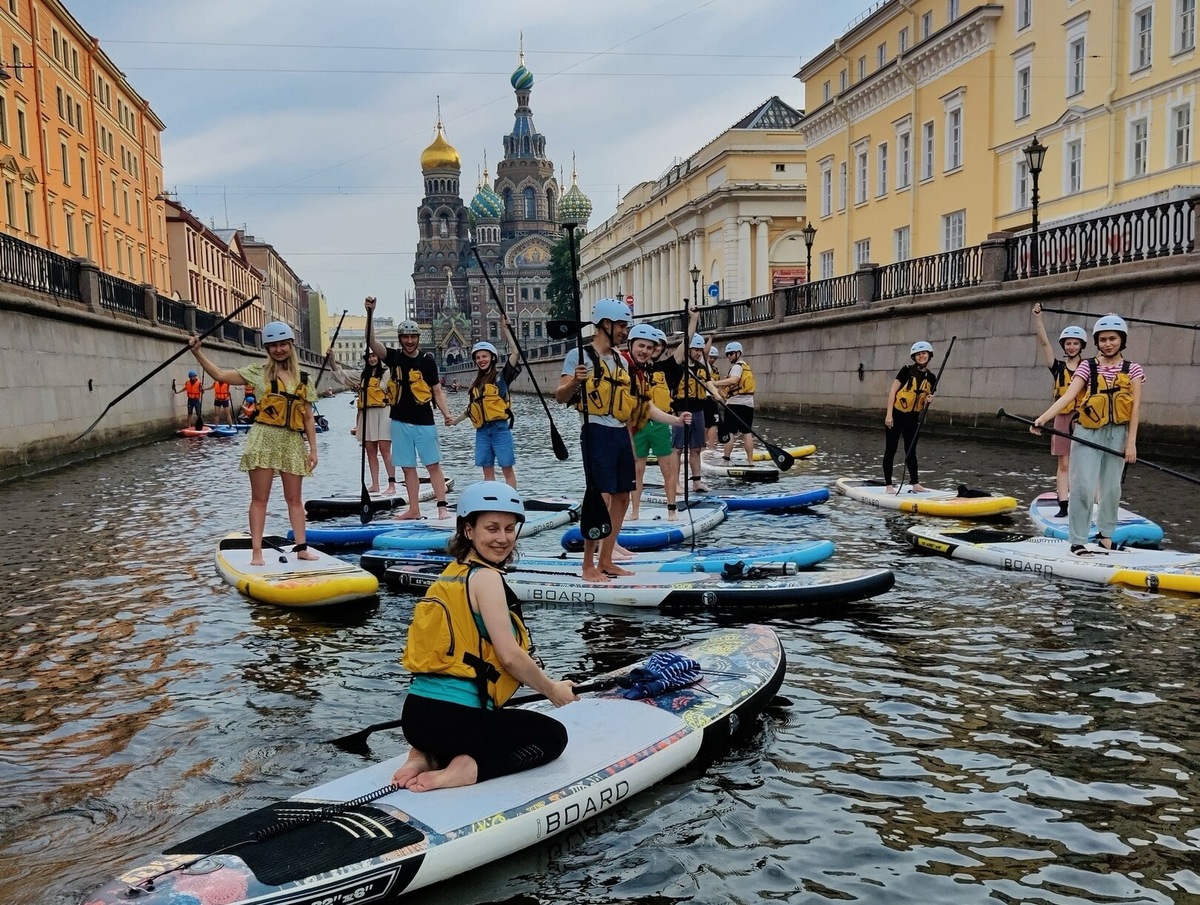 Во время водной прогулки вы насладитесь городом без шумных толп туристов, ведь плавать на сапах в центре можно только ранним утром — с 6:00 до 8:00