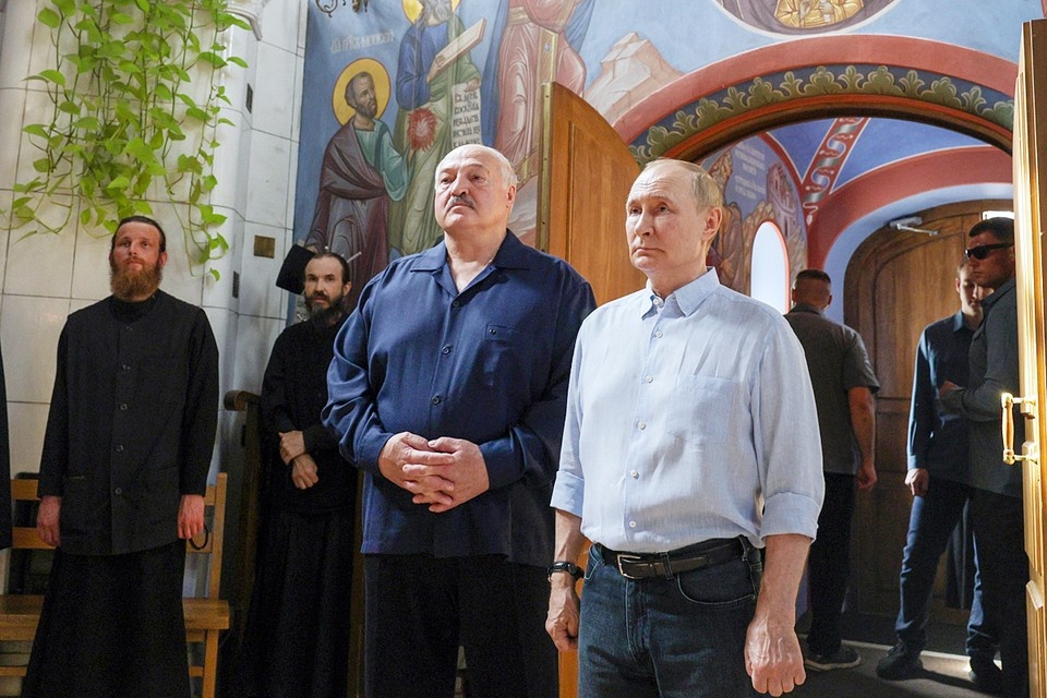    Владимир Путин и президент Белоруссии Александр Лукашенко во время посещения Смоленского скита Спасо-Преображенского Валаамского ставропигиального мужского монастыря. Фото Гавриил Григоров/пресс-служба президента РФ/ТАСС