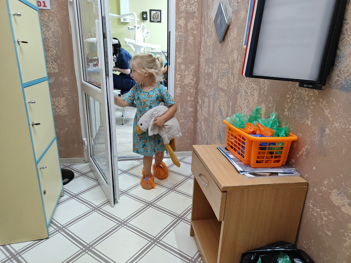 Мария стояла возле двери и наблюдала, что происходит в кабинете, с разрешения врача