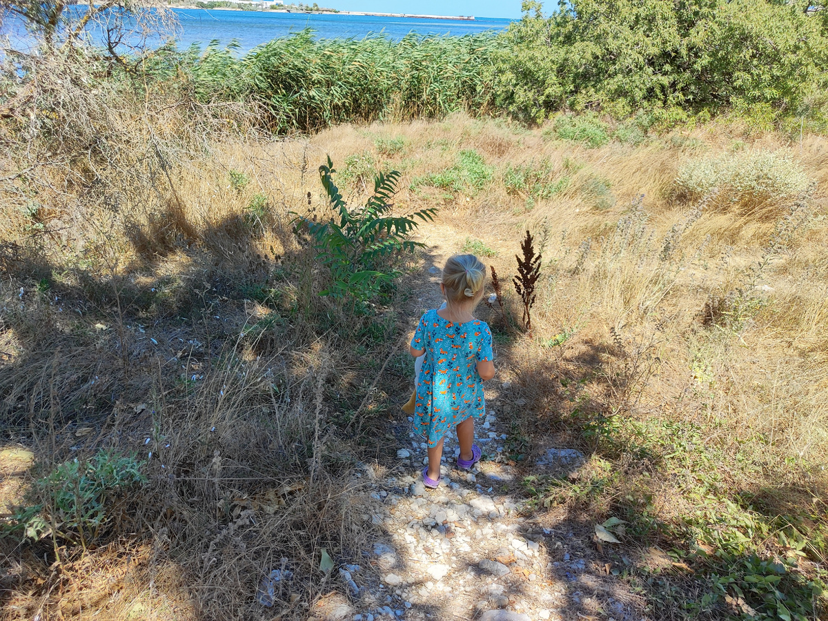 Гуляем возле стоматологии и ждём своей очереди 