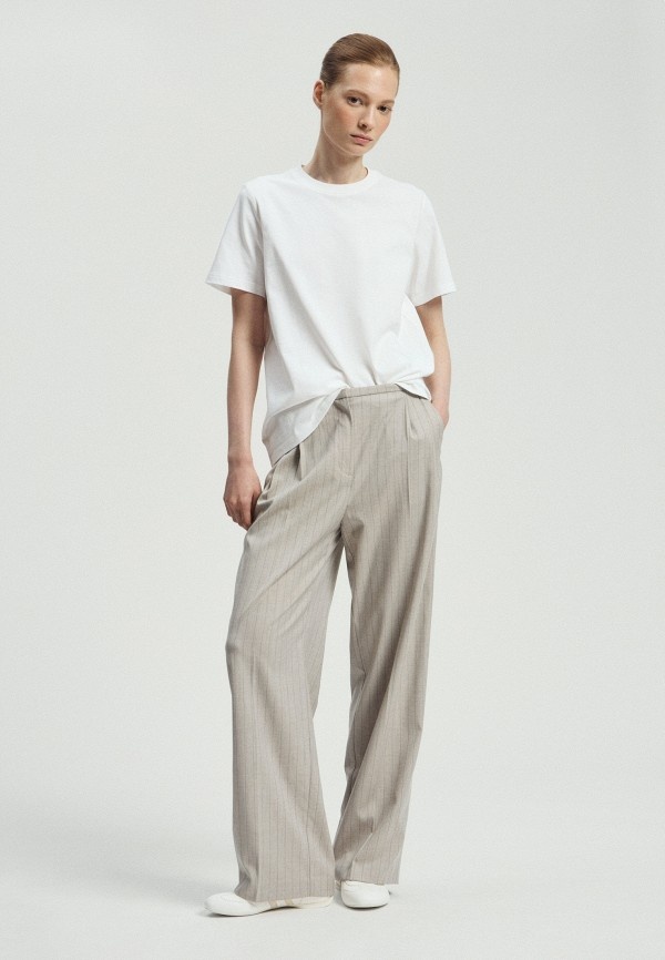 футболка Nume, Lamoda; для делового образа футболку лучше заправить полностью или только впереди, менее небрежно