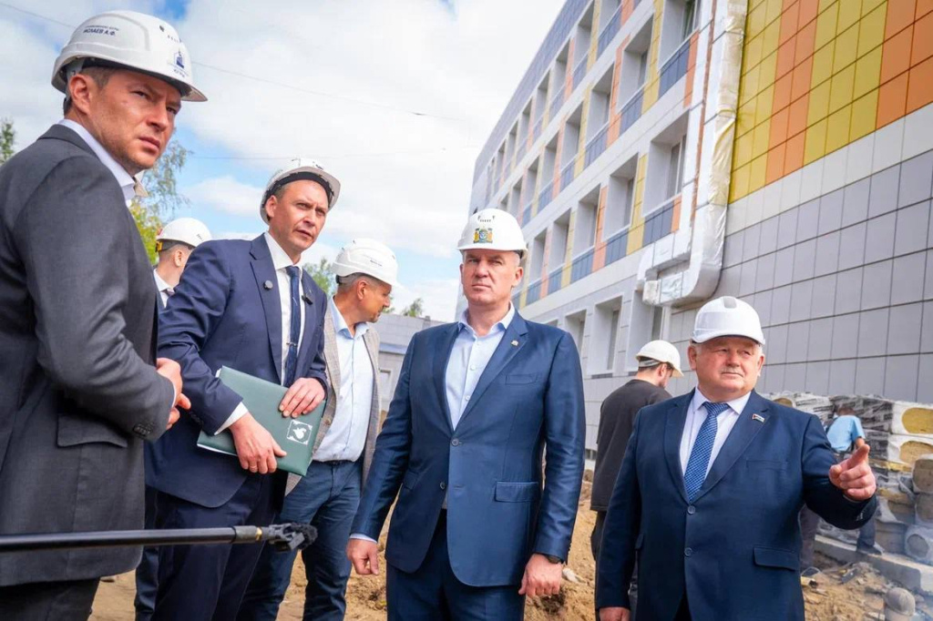    Губернатор Югры проверил ход строительных работ в Мегионе