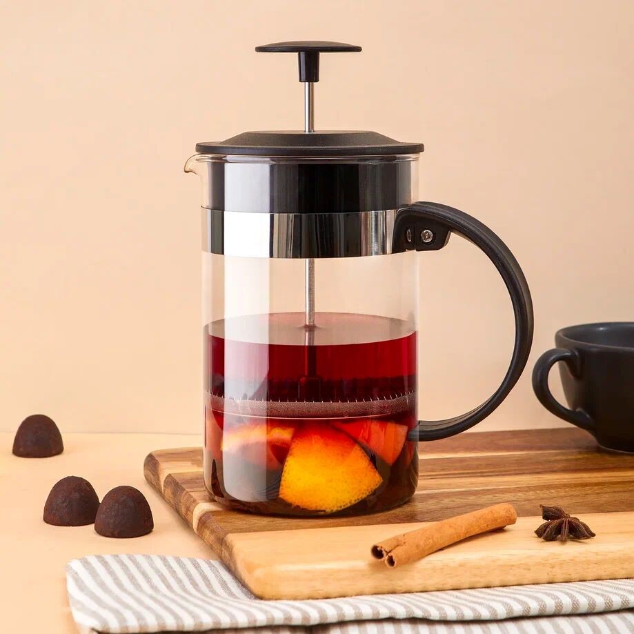 Сетка с мелкими ячейками задерживает даже крошечные частицы чая и кофе. На фото — френч-пресс Комус Анксери Боросил