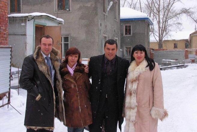 На фото Роман со своими друзьями и компаньонами 