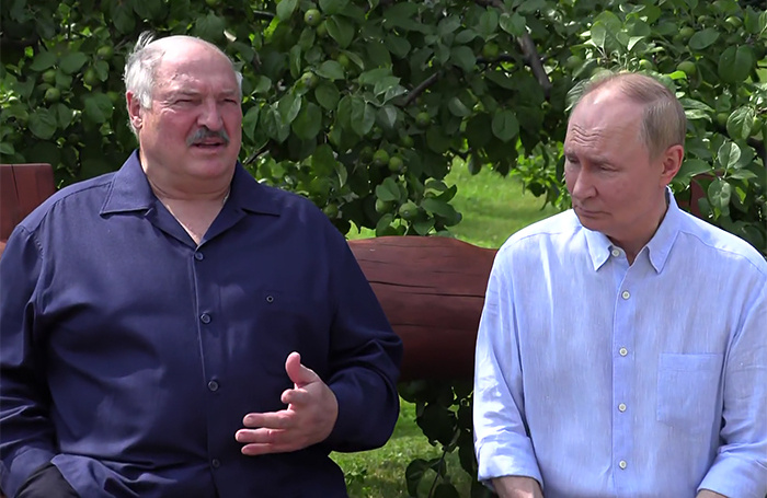    Президенты Белоруссии и России Александр Лукашенко и Владимир Путин на острове Валаам.скриншот из видео